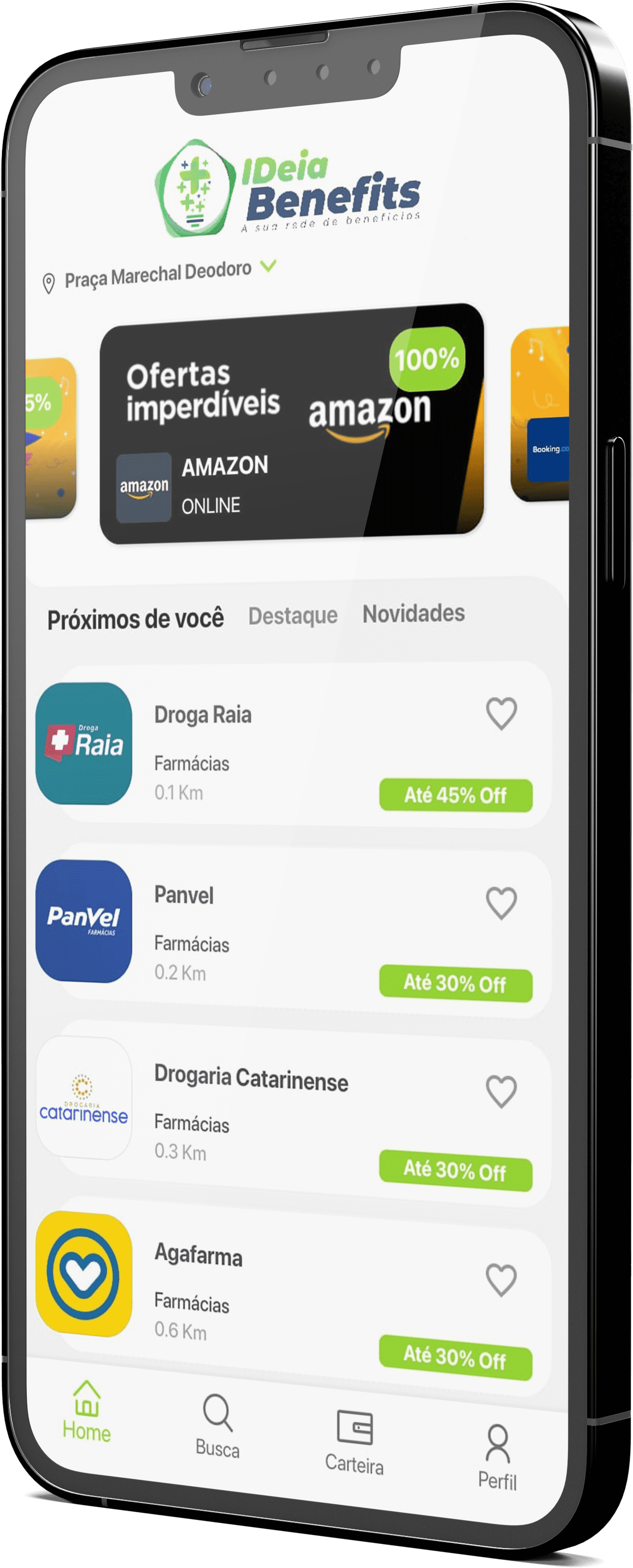 Moça sorrindo com um celular na mão mostrando a carteirinha digital